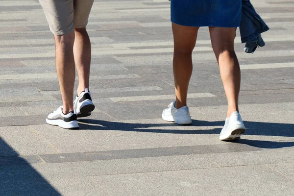 Felismerhetetlen Emberek Sétálgatnak Városban Nyáron — Stock Fotó