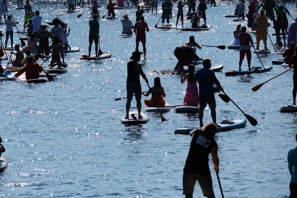 Russia Petersburg Agosto 2020 Silhouette Persone Che Nuotano Sul Fiume — Foto Stock