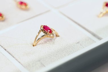 RUSSIA, ST.PETERSBURG - 5 Şubat 2020: Kırmızı yakut taşlı bir vitrinde altın yüzük.
