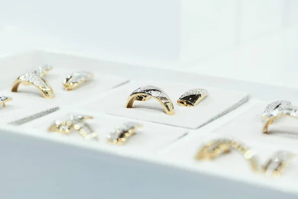 Rússia Petersburg Fevereiro 2020 Mulheres Anéis Ouro Bonito Com Pedras — Fotografia de Stock
