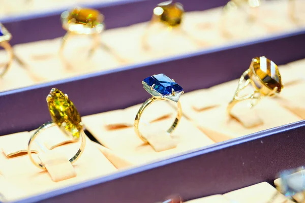 Rússia Petersburg Fevereiro 2020 Anéis Ouro Com Pedras Preciosas — Fotografia de Stock