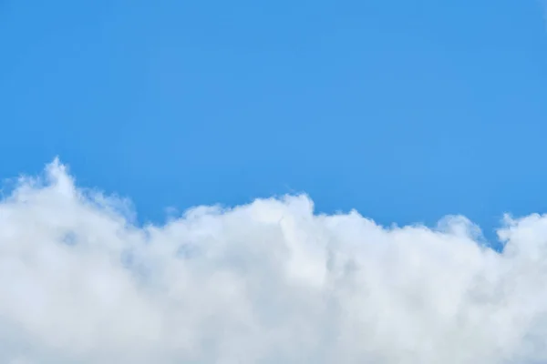 Grote Wolk Heldere Hemel Kopiëren Ruimte — Stockfoto