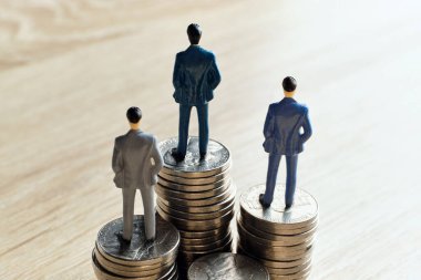 Konsept, madeni paraların üzerinde soyut kişilikleri olan zengin ve varlıklı insanlar..