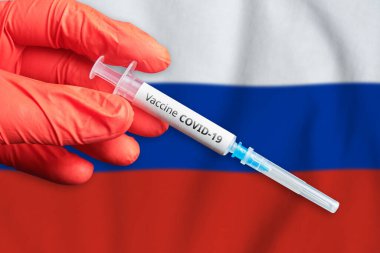 Rusya Federasyonu 'nda doktor eli ve şırıngayla Coronavirus COVID-19 aşı kavramı.