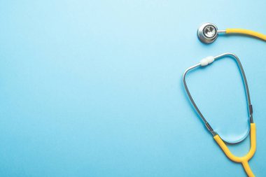 Doktor stetoskop masanın üzerinde duruyor. Üst görüntüyü kopyalama alanı ile kapatın..