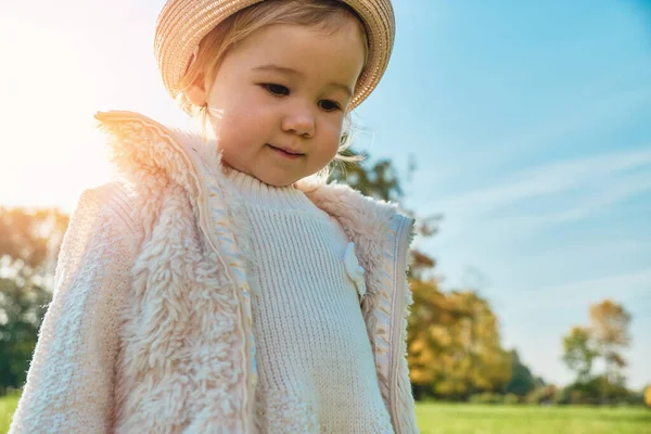 Criança Menina Caminha Parque Roupas Rústicas — Fotografia de Stock