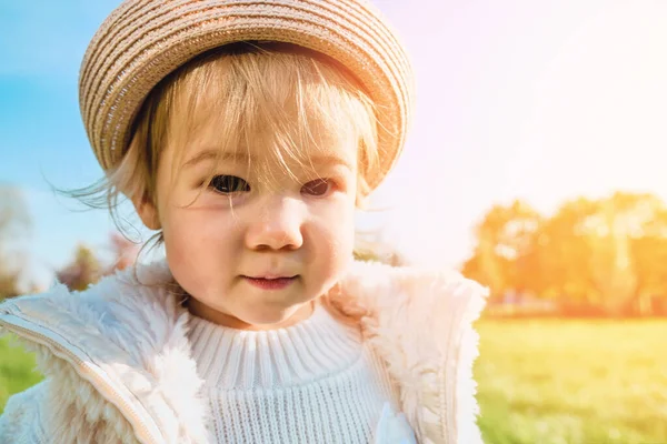 Criança Retrato Menina Olhando Para Câmera Andando Parque Sorrindo — Fotografia de Stock