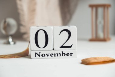 Sonbahar ayının ikinci günü takvim Kasım.