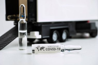 Coronavirus aşısını kamyonla covid-19 'a ulaştırma konsepti.