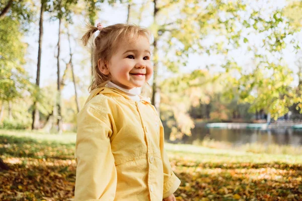 Menina Branca Vestida Com Uma Jaqueta Caminha Parque — Fotografia de Stock