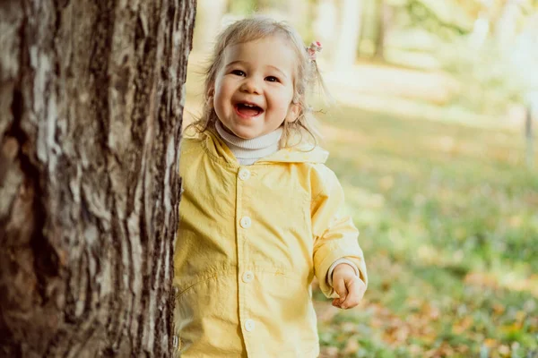 Menina Branca Rindo Andando Parque Perto Uma Árvore — Fotografia de Stock