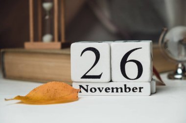 Sonbahar ayının yirmi altıncı günü Kasım.