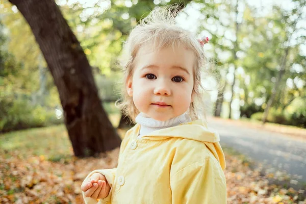 Retrato Menina Caucasiana Criança Vestida Com Uma Jaqueta Outono Parque — Fotografia de Stock