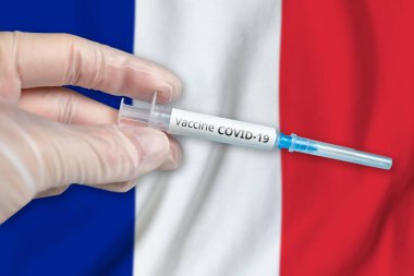 Coronavirus COVID-19 Fransa 'da doktor eli ve şırıngalı aşı konsepti