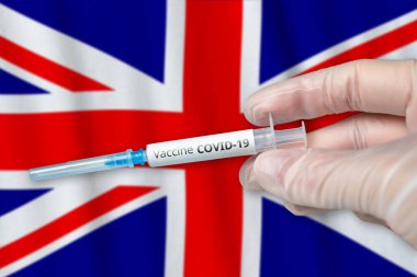 Birleşik Krallık ve Kuzey İrlanda 'da doktor eli ve şırıngayla Coronavirus COVID-19 aşı kavramı