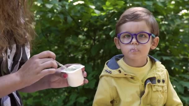 Child with glasses — Stock Video