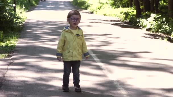 Dítě s brýlemi — Stock video