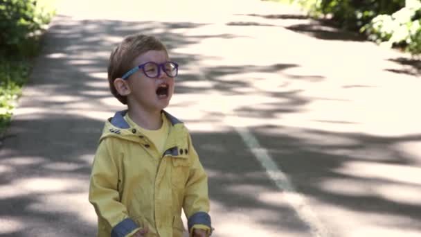 Niño con gafas — Vídeo de stock