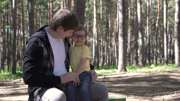 Ребёнок в очках — стоковое видео