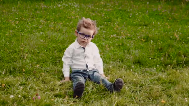 Niño en gafas — Vídeo de stock