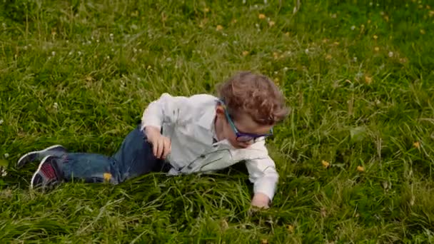 Niño en gafas — Vídeo de stock