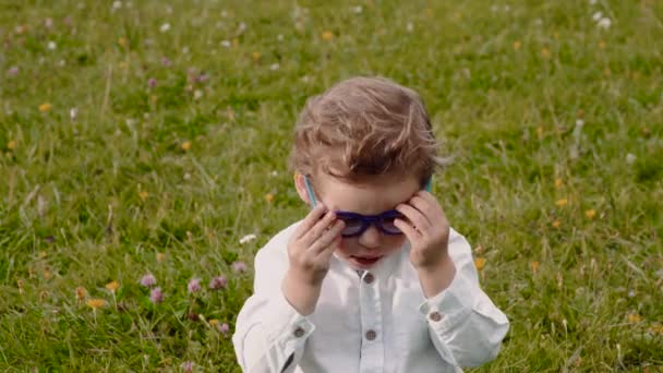 Niño en gafas — Vídeos de Stock