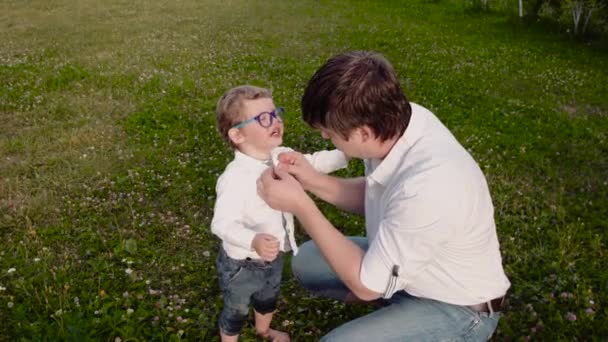 Niño en gafas — Vídeo de stock