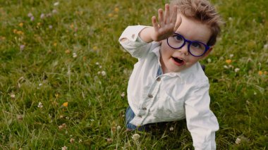 çocuk gözlük çimenlerin üzerinde