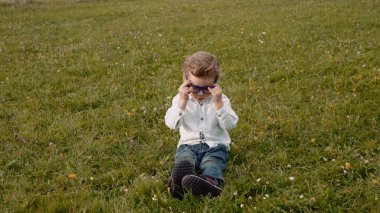 çocuk gözlük çimenlerin üzerinde