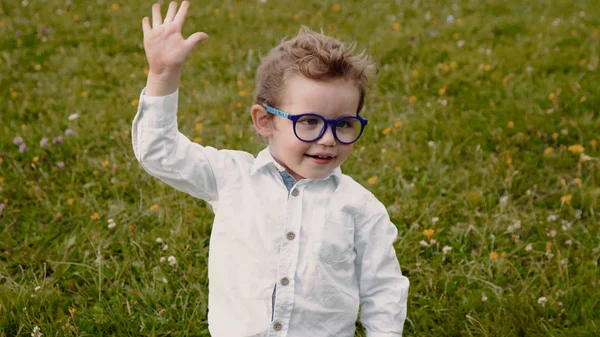 Dziecko Okularach Trawie — Zdjęcie stockowe