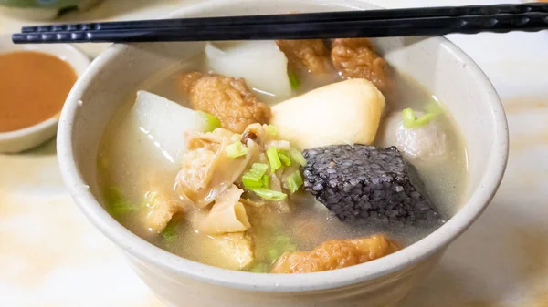 クローズ アップ台湾台北市に台湾天ぷらスープ 台湾料理スタイル — ストック写真