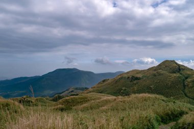 Taipei, Tayvan 'daki Yangmingshan Ulusal Parkı' ndaki Qixingshan çevresindeki doğal manzara..