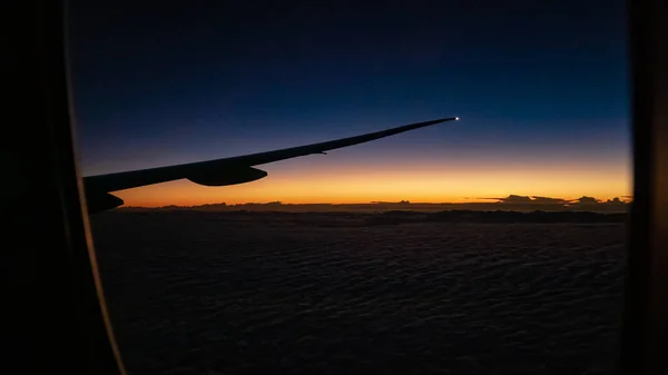 Ufuk Arkaplanında Güzel Bir Gündoğumu Olan Uçak Kanadı Manzarası — Stok fotoğraf