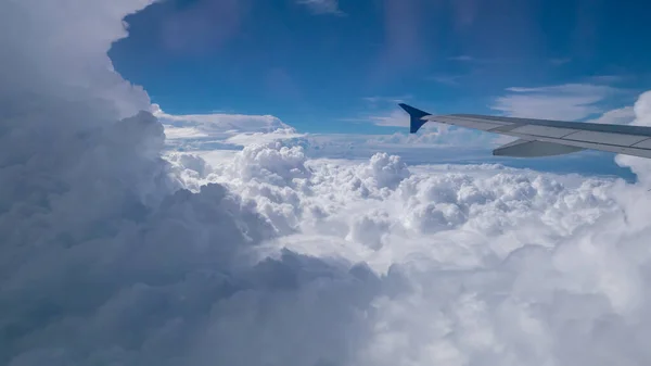 Der Blick Auf Den Flugzeugflügel Mit Der Schönen Wolke Himmel — Stockfoto