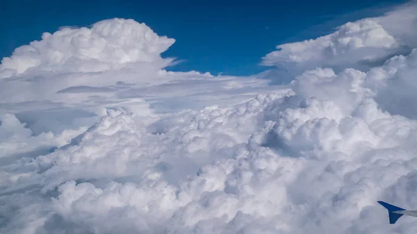 Gökyüzündeki Bulutların Bulutları Uçağın Arka Plan Görüntüsü — Stok fotoğraf