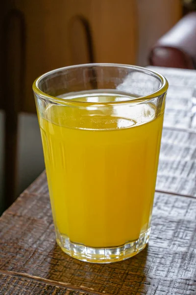 Склянка Свіжого Апельсинового Соку Коричневому Столі Вітальні — стокове фото