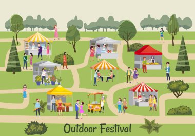Mevsimlik açık hava festivali panayırı, gıda tezgahları, büfeler, tenteler, çadırlar, dondurma, kahve, sosisli, çiçekler, fırın, yürüyen insanlar, kadın ve erkekler mal alıp satıyorlar.