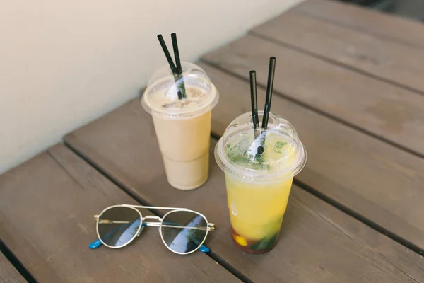 Fruts, buz latte ve masada güneş gözlüğü ile lezzetli limonata
