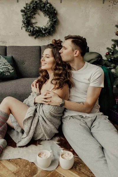 Nieuwjaar humeur, cacao marshmallow, lachen. Liefde paar doorbrengen groene Kersttijd — Stockfoto