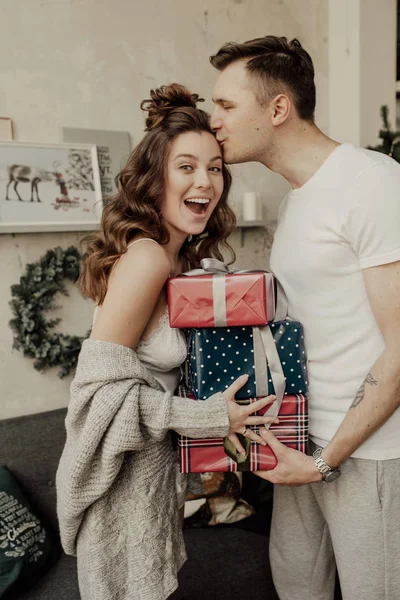 Bir Noel hediyesi kız arkadaşına veren adam. Mutlu