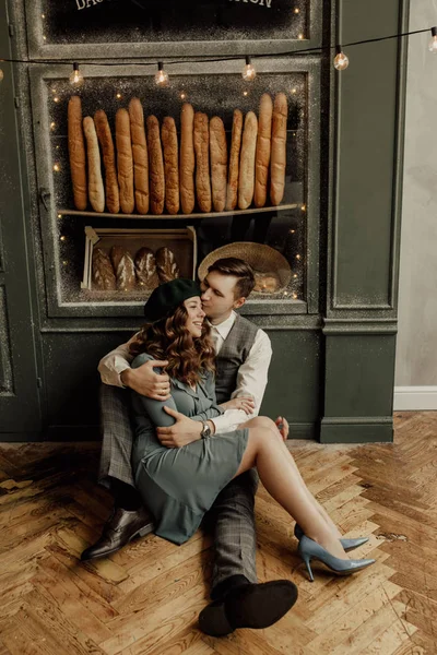 Portrait de couple français élégant à l'extérieur du café. Vintage vitrine française est derrière — Photo