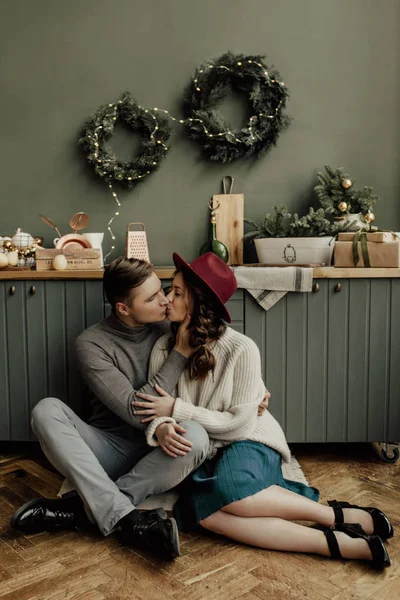 Stijlvolle paar verliefd is zoenen in de keuken op kerstavond — Stockfoto