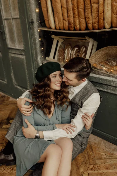 Portrait de couple français élégant à l'extérieur du café. Vintage vitrine française est derrière — Photo