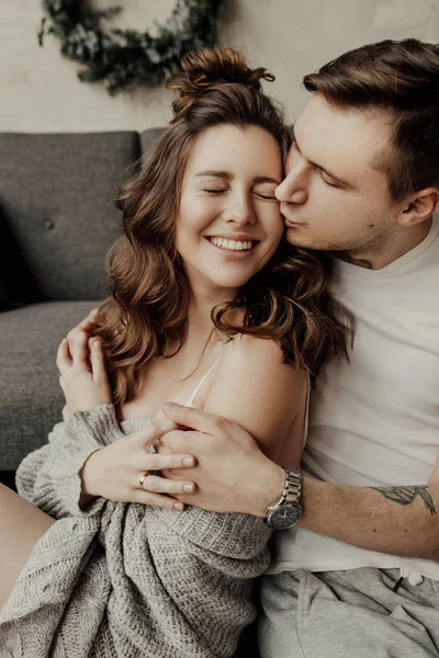 Nieuwjaar humeur, cacao marshmallow, lachen. Liefde paar doorbrengen groene Kersttijd — Stockfoto