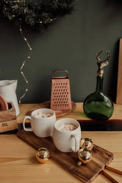 Duas xícaras de cacau quente com marshmallows e em fundo de madeira. Humor de Ano Novo Fotos De Bancos De Imagens