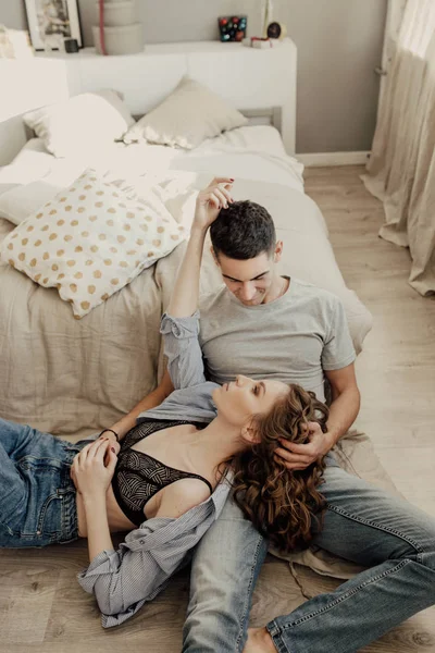 Aşık genç romantik çiftin mutlu sabah var eğlenceli, Öpüşme ve hugs yatak odasında. Aşk ve ilişkiler yaşam tarzı, iç çatı katı yatak odası.