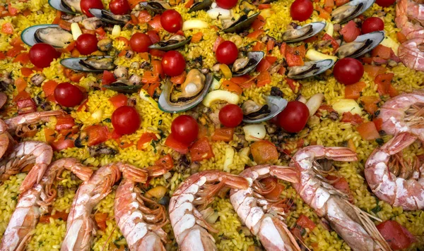 Geleneksel İspanyol rice paella deniz gıda parlak renkli arka plan ile.