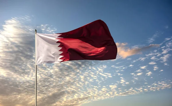 Vera Bandiera Del Paese Qatar Sventola Nel Vento Sullo Sfondo — Foto Stock
