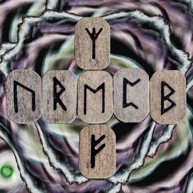  Girdap, para çeken Runik bir formülle tasarlamak. Çok fazla dikkat çekmeden kolayca herhangi bir iç içine sığar.