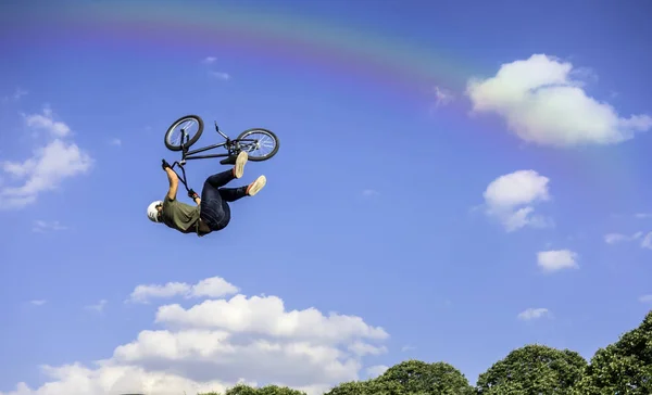 Bmx Freestyle Bmx Rider Maakt Een Trucs Lucht Een Bmx — Stockfoto